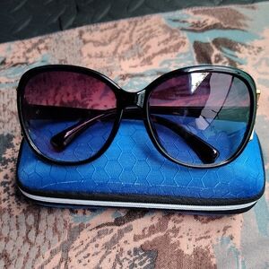 Elegant Black Sunglasses with Purple Tint